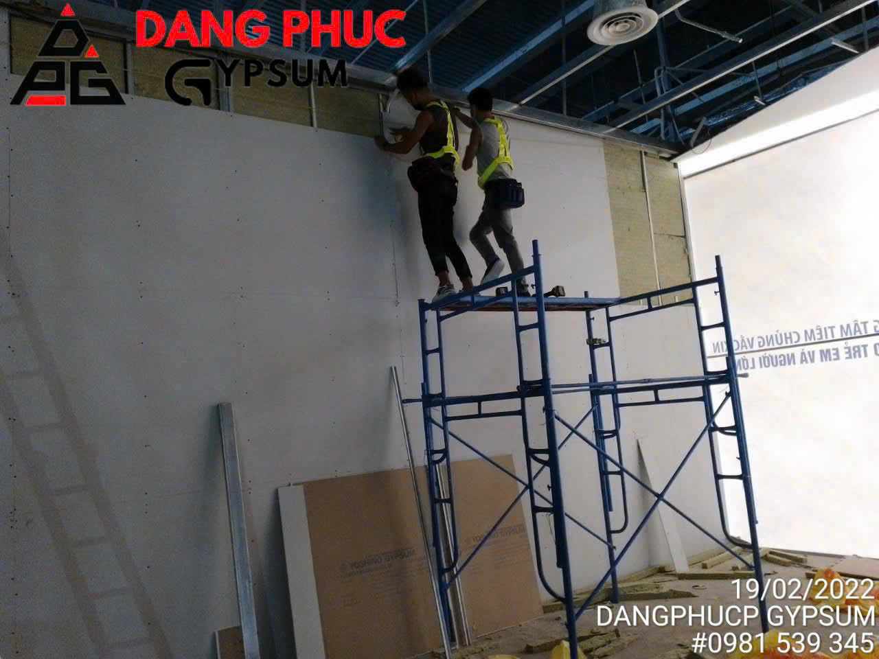 Báo giá thi công vách thạch cao ngăn phòng, cách âm, trang trí 2026 Phúc Decor