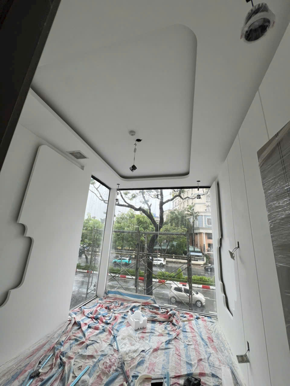 Báo giá thi công vách thạch cao ngăn phòng, cách âm, trang trí 2026 Phúc Decor